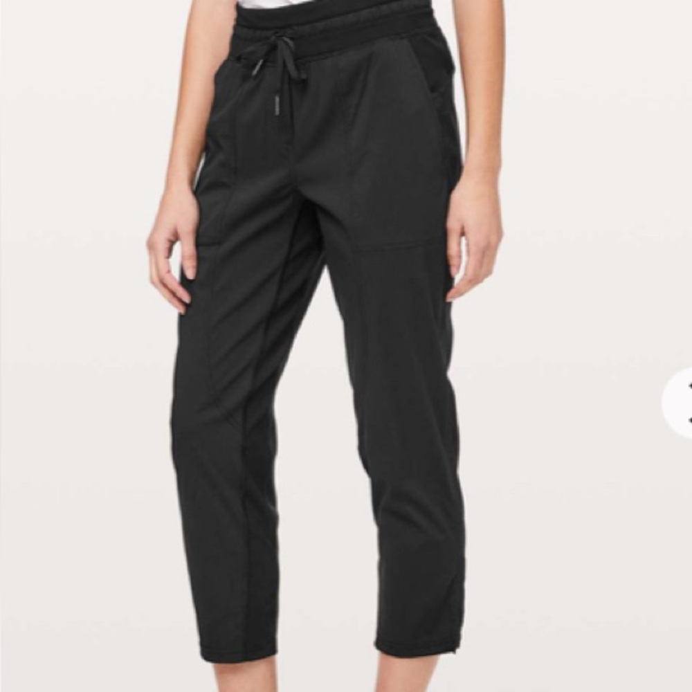 Lululemon Dance studio Crop 25”